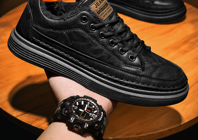 Vīriešu kedas ar - uzrakstu un šņorēm