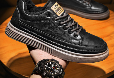 Vīriešu kedas ar - uzrakstu un šņorēm