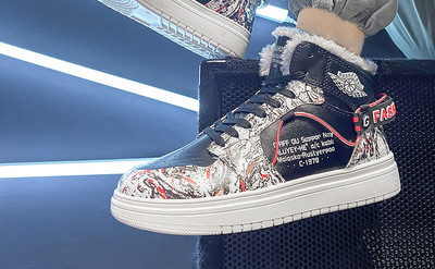 Férfi tornacipő rátéttel