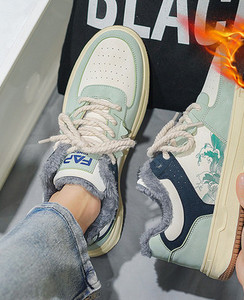 Sportiskas vīriešu kedas ar plakanu zoli