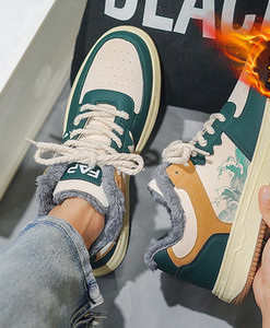 Sportiskas vīriešu kedas ar plakanu zoli