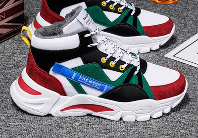 Vīriešu kedas ar augstu augšdaļu ar biezu oderi un mežģīnēm