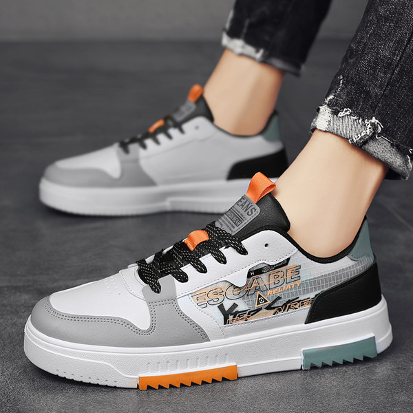 Alkalmi, lapos talpú férfi tornacipő