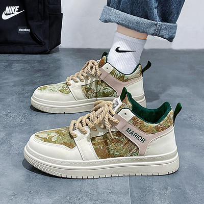 Odiniai vyriški sportbačiai dviejų modelių su raišteliais ir užrašu