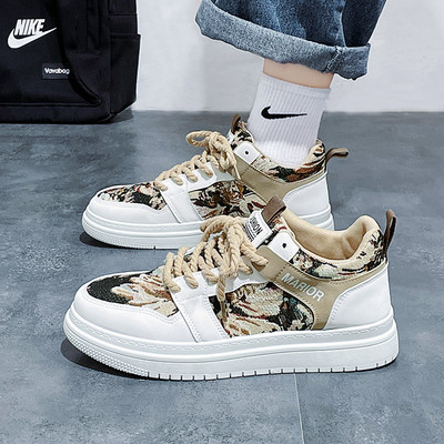 Odiniai vyriški sportbačiai dviejų modelių su raišteliais ir užrašu