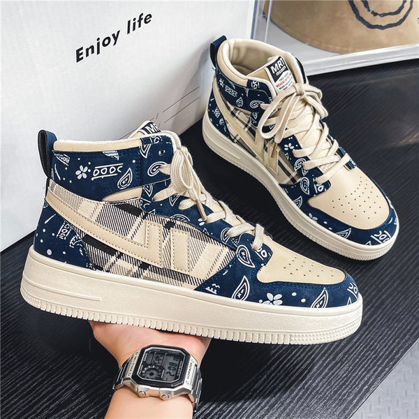 Meeste ökonahast kõrged tossud paelte ja kirjaga