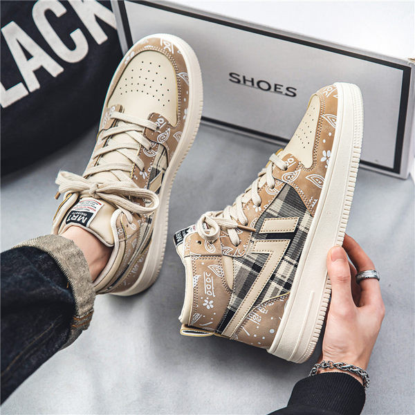 Meeste ökonahast kõrged tossud paelte ja kirjaga