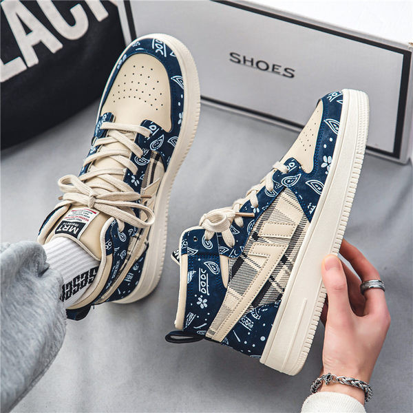 Meeste ökonahast kõrged tossud paelte ja kirjaga