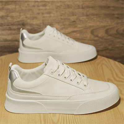 Eko bőrből készült, lapos talpú férfi tornacipő letisztult modellje