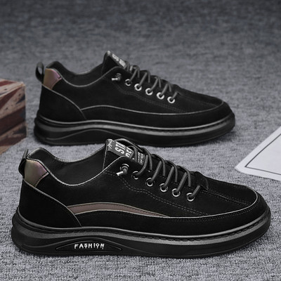 Eko bőrből készült, lapos talpú férfi tornacipő letisztult modellje