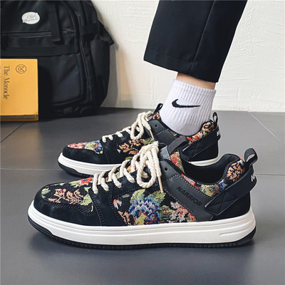 Μοντέρνα ανδρικά sneakers με επίπεδη σόλα και κορδόνια