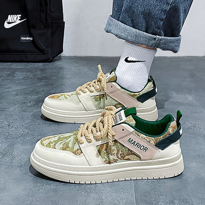 Μοντέρνα ανδρικά sneakers με επίπεδη σόλα και κορδόνια