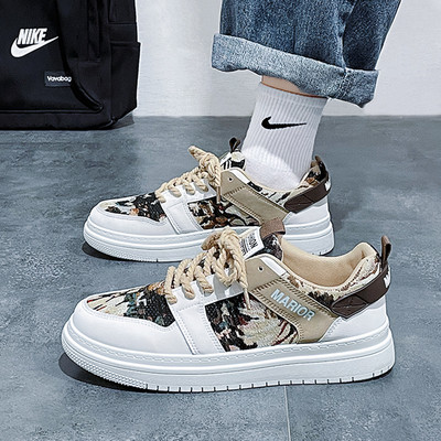 Μοντέρνα ανδρικά sneakers με επίπεδη σόλα και κορδόνια