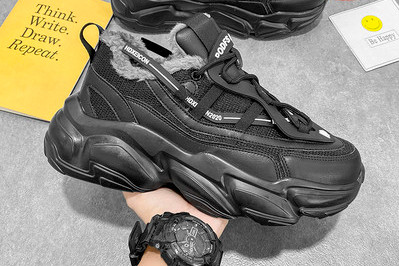 Vīriešu kedas ar uzrakstu dažādās krāsās