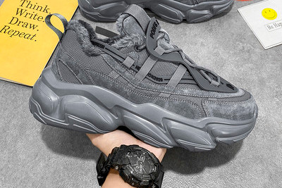 Vīriešu kedas ar uzrakstu dažādās krāsās