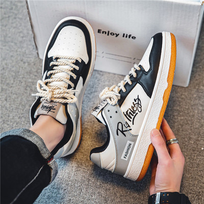 Légáteresztő férfi tornacipő felirattal