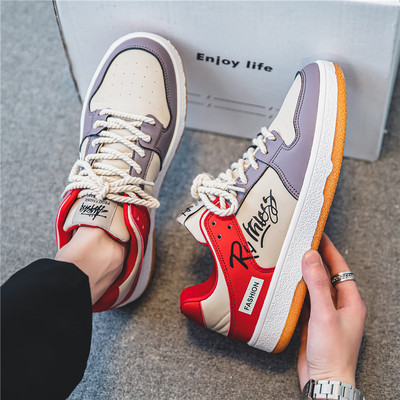 Légáteresztő férfi tornacipő felirattal