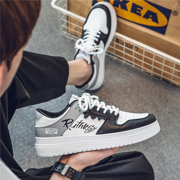 Légáteresztő férfi tornacipő felirattal