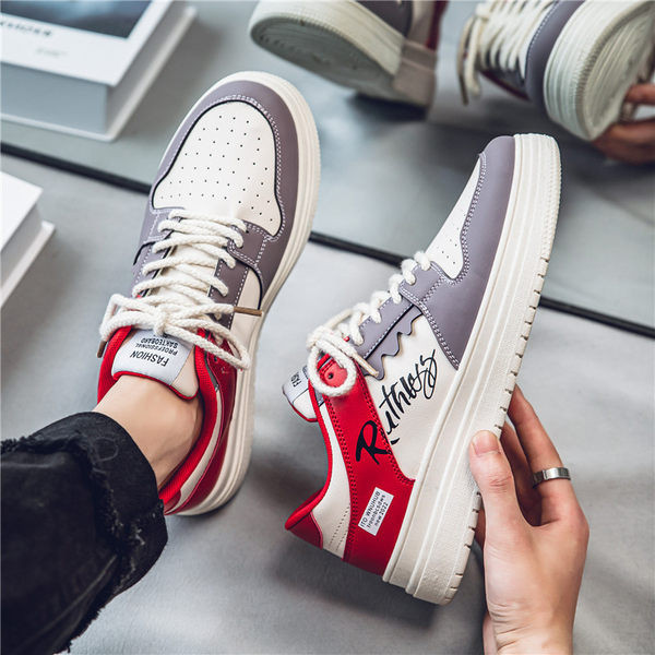 Légáteresztő férfi tornacipő felirattal