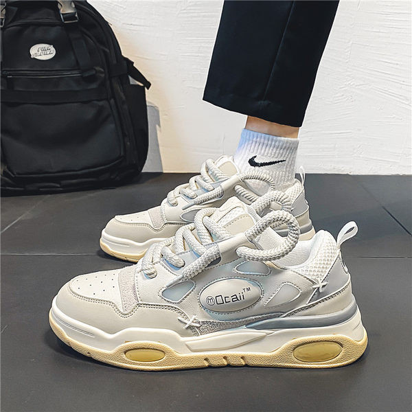 Alkalmi, lapos talpú férfi tornacipő