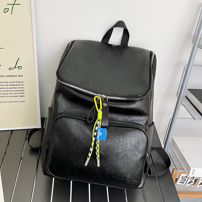 Μοντέρνο δερμάτινο σακίδιο πλάτης με μπροστινή τσέπη για γυναίκες