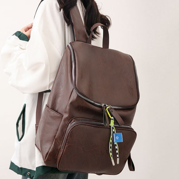 Μοντέρνο δερμάτινο σακίδιο πλάτης με μπροστινή τσέπη για γυναίκες