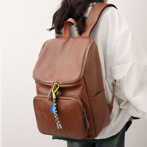 Μοντέρνο δερμάτινο σακίδιο πλάτης με μπροστινή τσέπη για γυναίκες