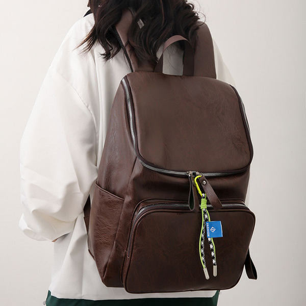 Μοντέρνο δερμάτινο σακίδιο πλάτης με μπροστινή τσέπη για γυναίκες