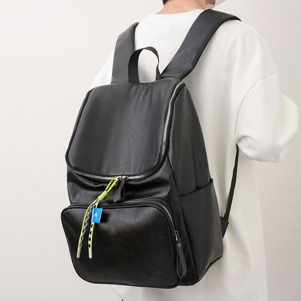 Μοντέρνο δερμάτινο σακίδιο πλάτης με μπροστινή τσέπη για γυναίκες