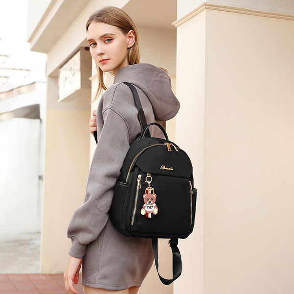 Női hátizsák felirattal és zsebbel