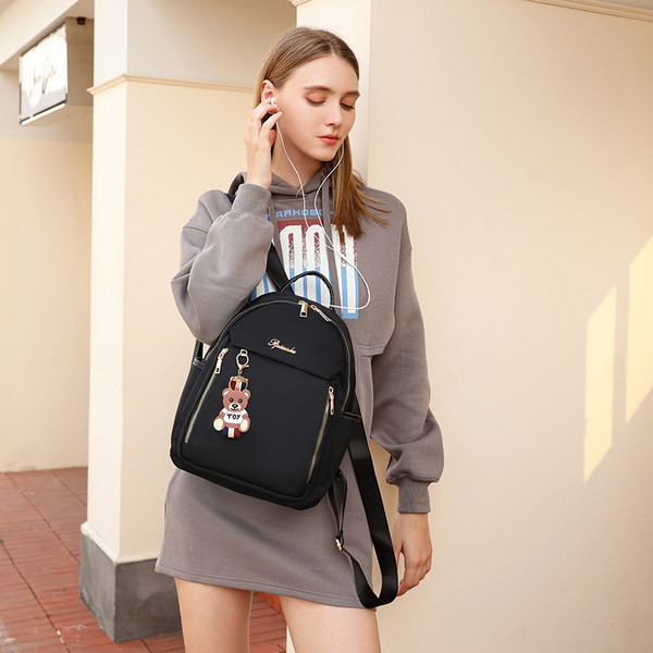 Női hátizsák felirattal és zsebbel