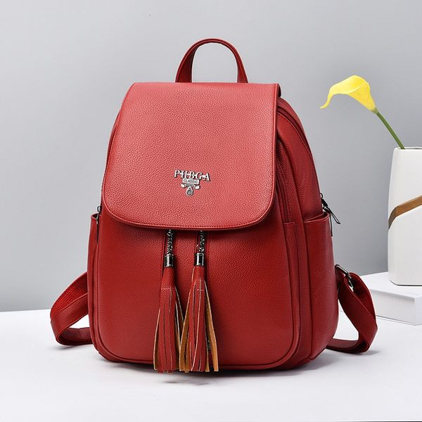 Casual γυναικείο δερμάτινο σακίδιο πλάτης με μεταλλική διακόσμηση