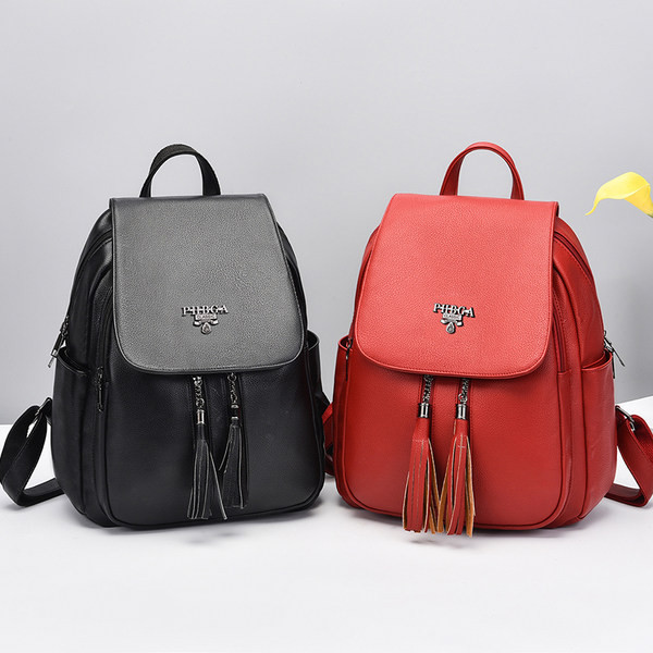 Casual γυναικείο δερμάτινο σακίδιο πλάτης με μεταλλική διακόσμηση