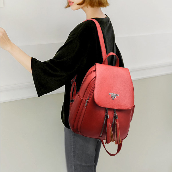 Casual γυναικείο δερμάτινο σακίδιο πλάτης με μεταλλική διακόσμηση