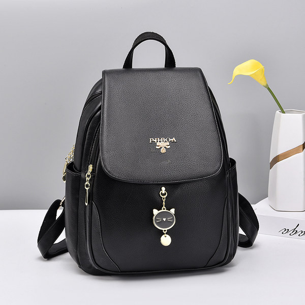 Ženski ruksak sa metalnim privjeskom u tri boje