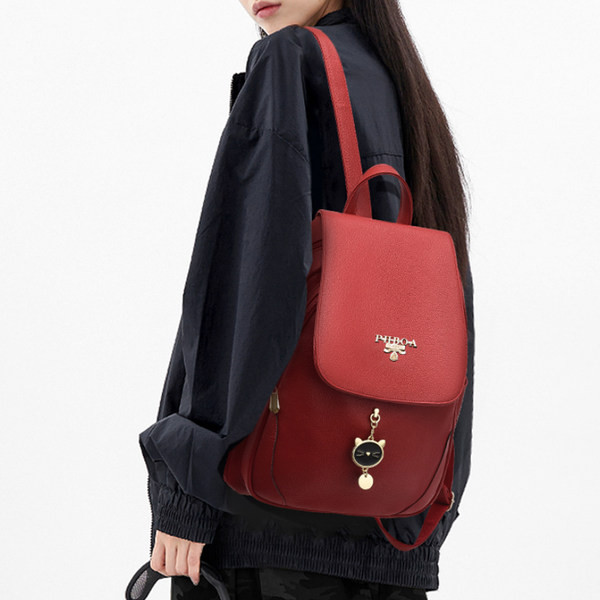 Ženski ruksak sa metalnim privjeskom u tri boje