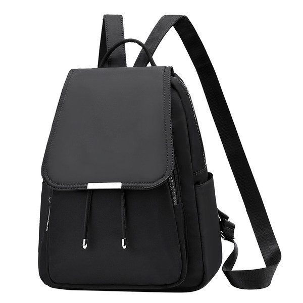 Γυναικείο σακίδιο πλάτης δύο μοντέλων με μεταλλικό στοιχείο υφασμάτων