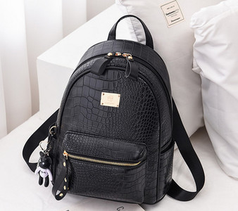 Γυναικείο σακίδιο πλάτης από οικολογικό δέρμα με μεταλλικό στοιχείο