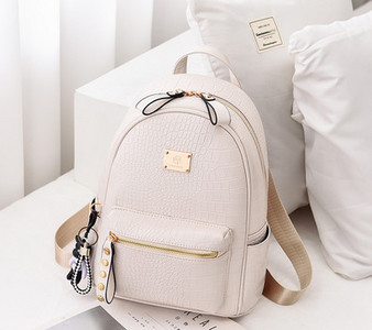 Γυναικείο σακίδιο πλάτης από οικολογικό δέρμα με μεταλλικό στοιχείο