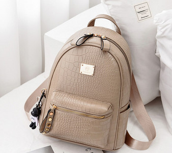 Γυναικείο σακίδιο πλάτης από οικολογικό δέρμα με μεταλλικό στοιχείο