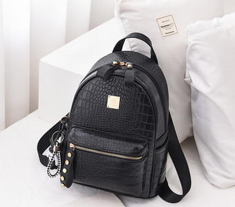 Γυναικείο σακίδιο πλάτης από οικολογικό δέρμα με μεταλλικό στοιχείο