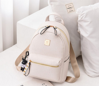 Γυναικείο σακίδιο πλάτης από οικολογικό δέρμα με μεταλλικό στοιχείο