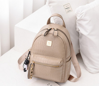 Γυναικείο σακίδιο πλάτης από οικολογικό δέρμα με μεταλλικό στοιχείο