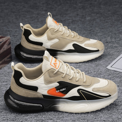 Sportski model tenisica s vezicama i visokim potplatom