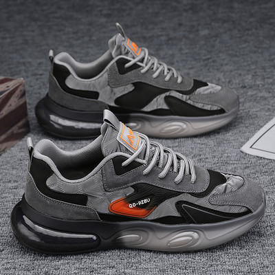 Sportski model tenisica s vezicama i visokim potplatom