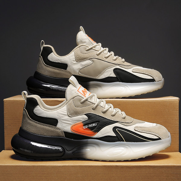 Sportski model tenisica s vezicama i visokim potplatom