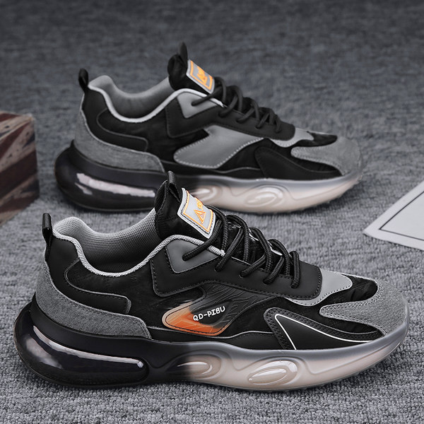 Sportski model tenisica s vezicama i visokim potplatom