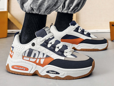 Vīriešu kedas ar - uzrakstu un šņorēm