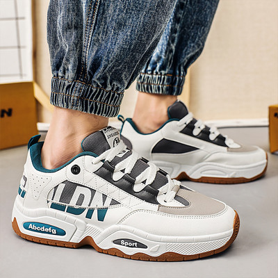 Vīriešu kedas ar - uzrakstu un šņorēm