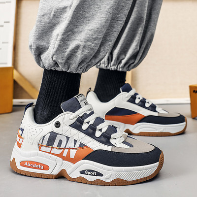 Vīriešu kedas ar - uzrakstu un šņorēm